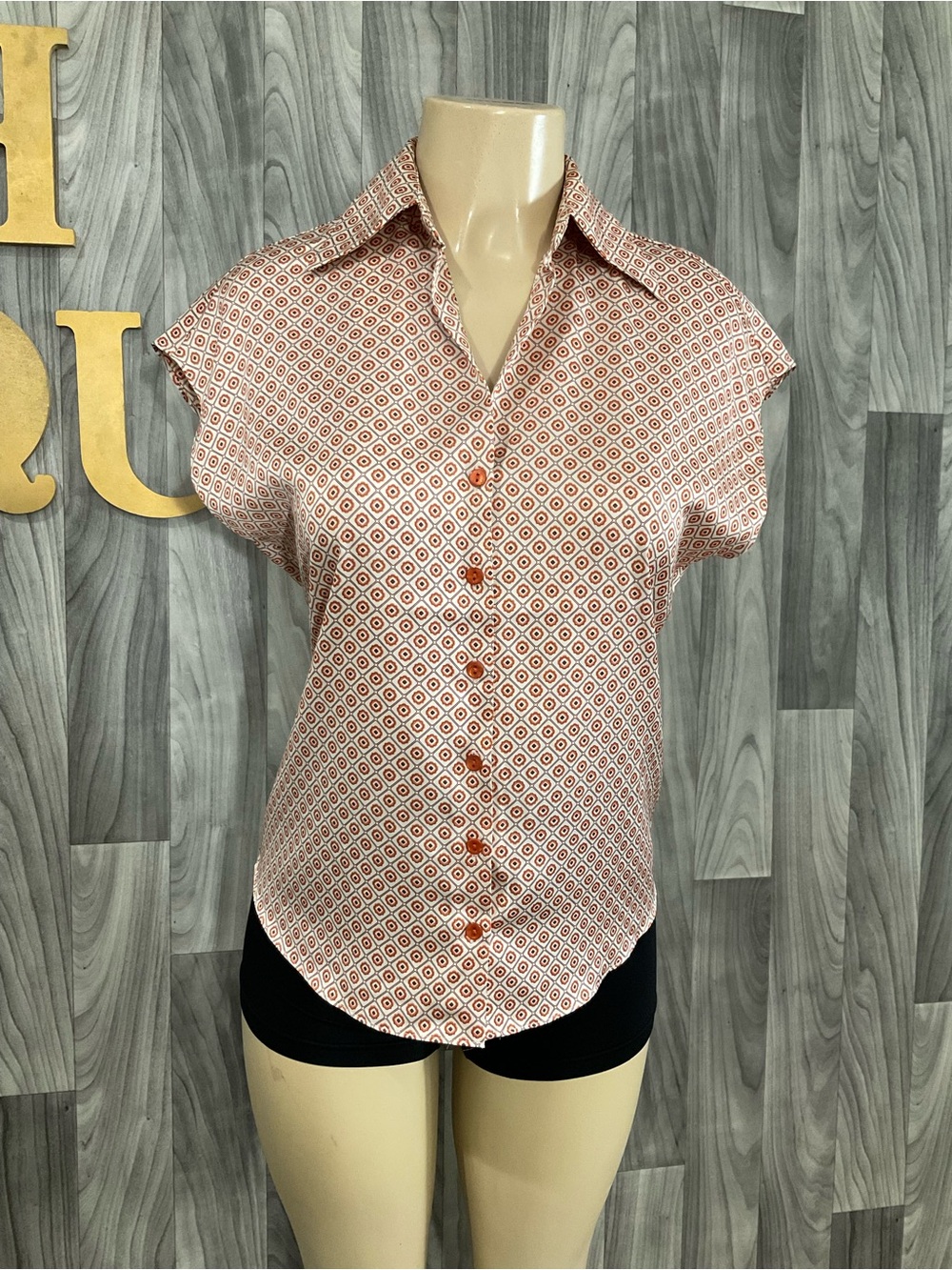 Casual Button-Front Short Sleeve Blouse in Coral Geometric